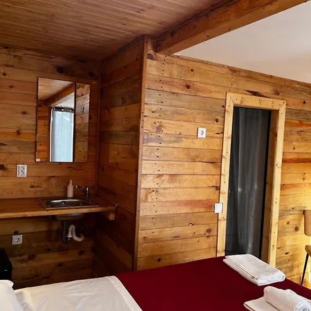 Casa Vale Ecotainer Hostel *