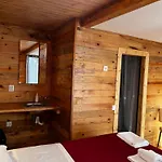Casa Vale Ecotainer Hostel *